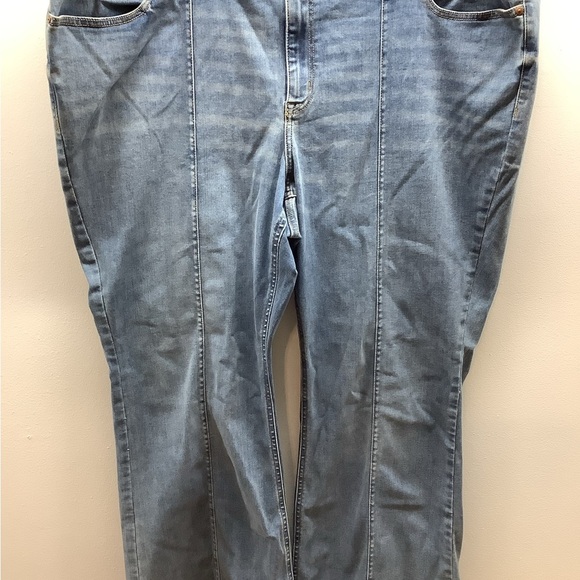 Lane Bryant Size 26 Light Denim Flare Leg Jeans. New Without Tag - Picture 4 of 8